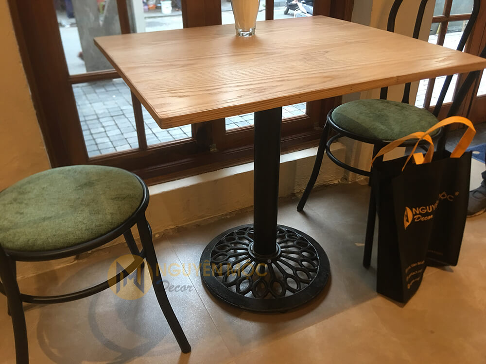 Chân gang đúc hoa văn