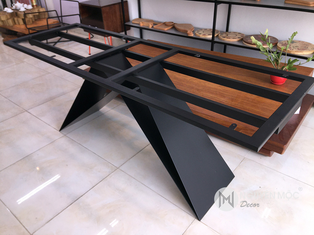 Chân bàn ăn chữ M sắt lá