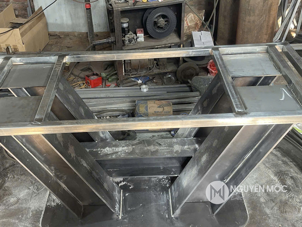 Chân bàn ăn bằng sắt h200