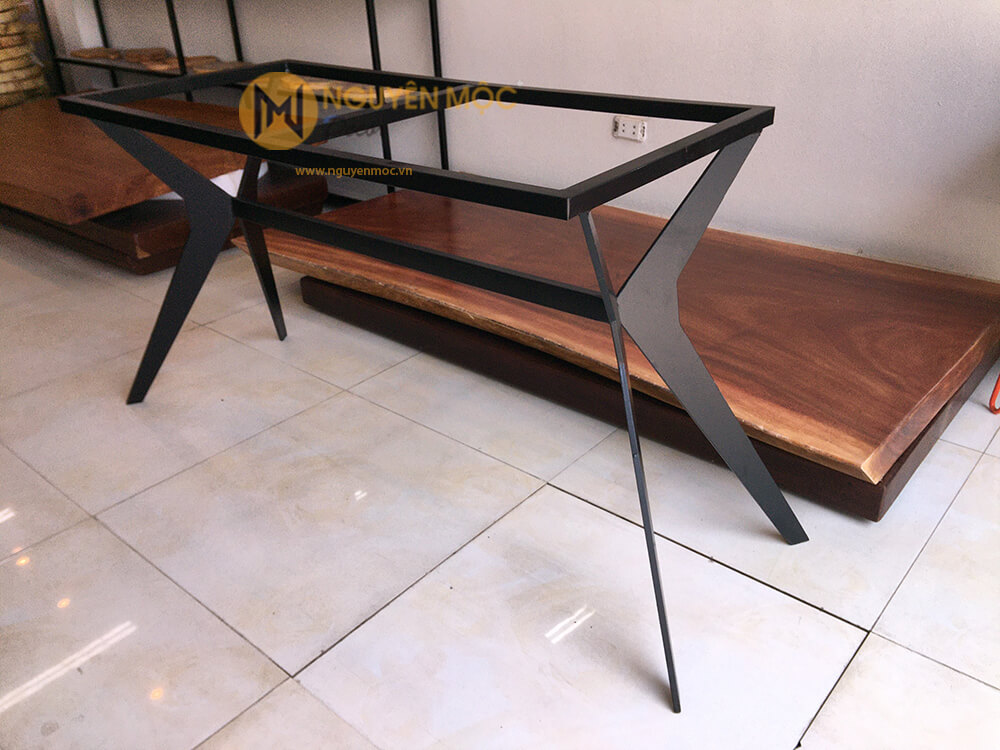 Chân bàn ăn xương cá