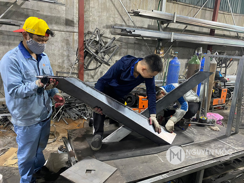 Chân bàn ăn được những người thợ làm cẩn thận và đẹp mắt