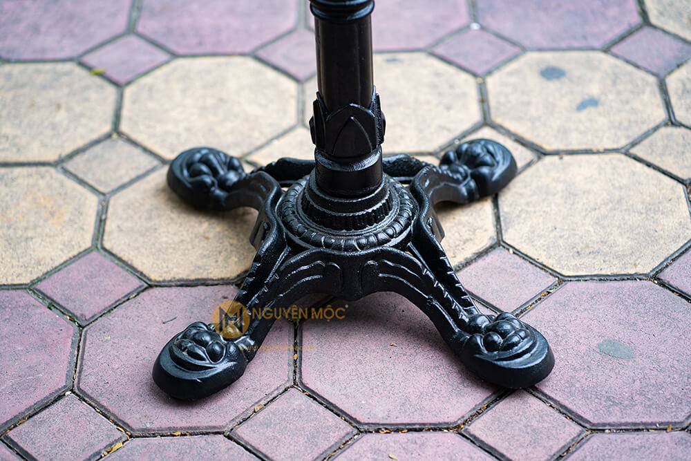 Chân gang đúc chữ thập cột hoa sen