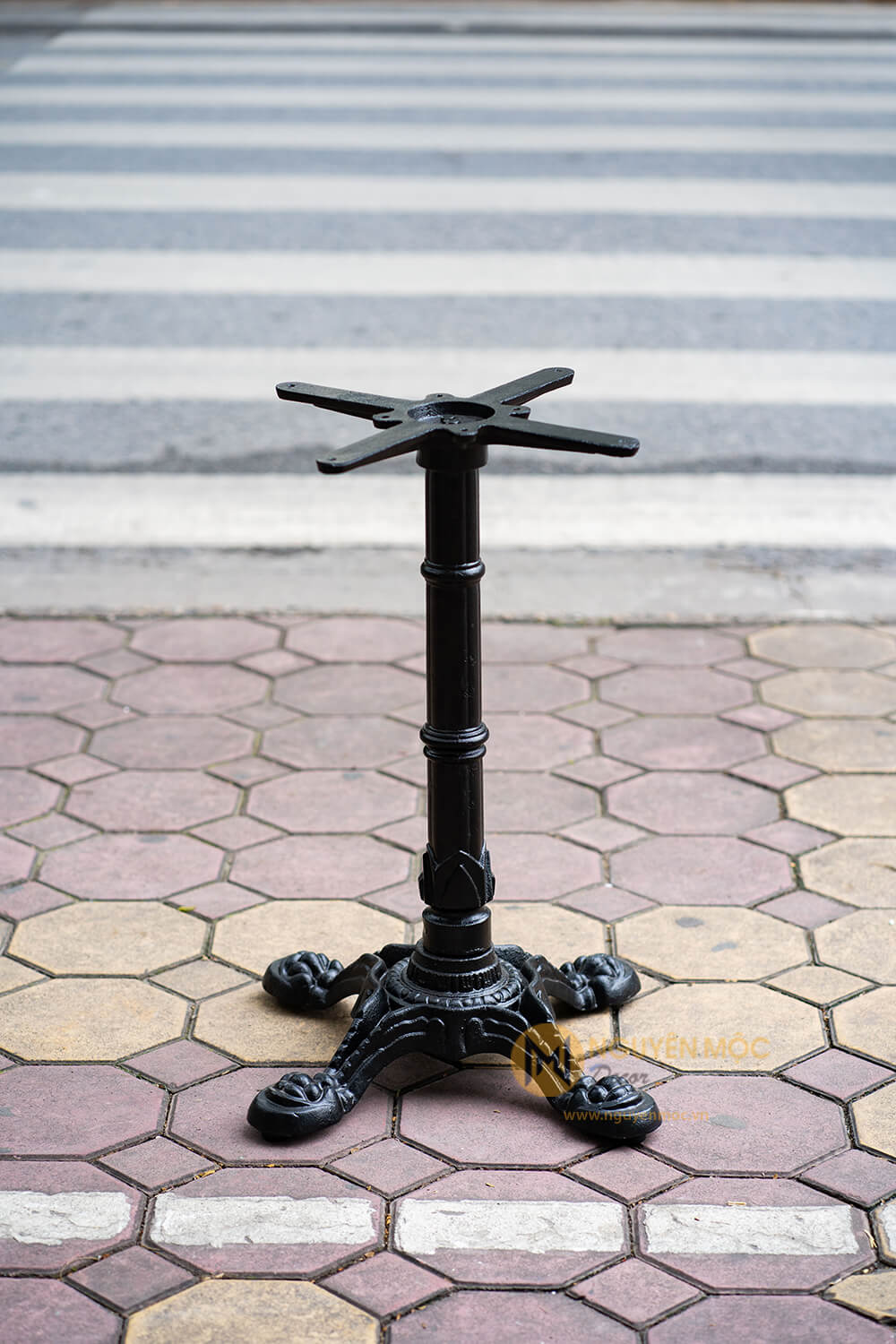 Chân gang đúc chữ thập cột hoa sen Chân gang đúc chữ thập cột hoa sen