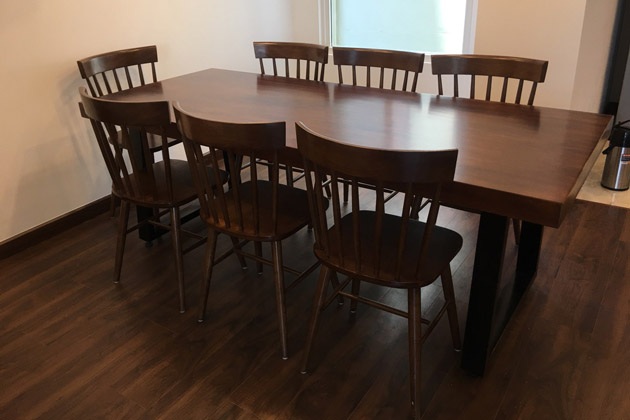 bàn ăn nguyên khối chân sắt hộp