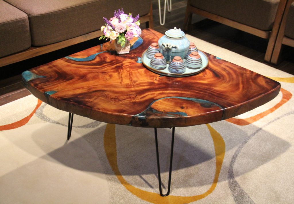 bàn trà gỗ chân sắt hairpin trong nội thất gia đìn