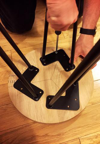 ghế gỗ tròn chân sắt hairpin