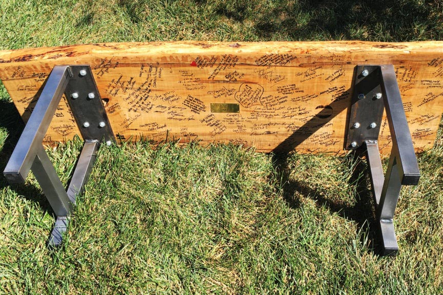 lắp chân sắt vào bề mặt ghế