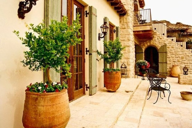 trang trí khu vực trước cửa nhà